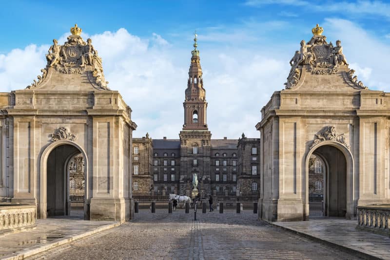 Copenhagen-Christianborg-palace-Entrance-view-in-Copenhagen-Denmark-800x534