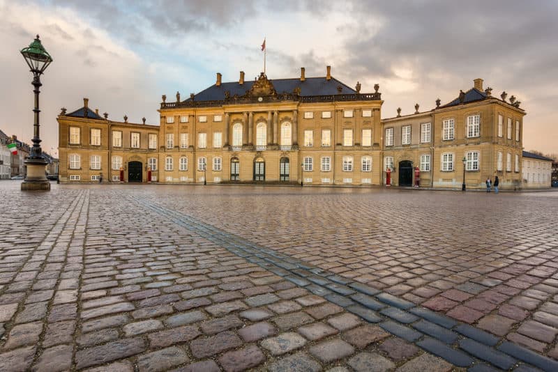 Copenhagen-Frederick-VIIIs-Palace-in-Amalienborg-800x534