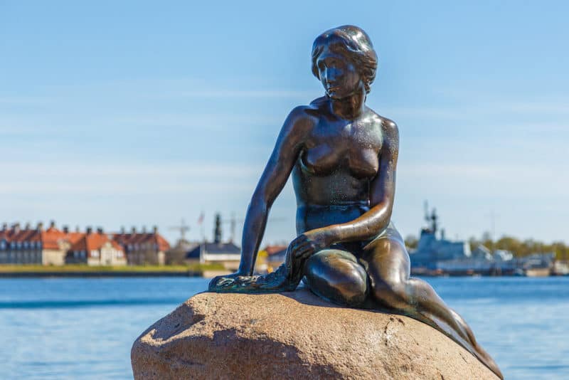 Copenhagen-The-Little-Mermaid-bronze-statue-800x534