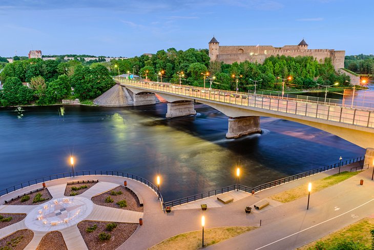 estonia-top-attractions-narva-river-promenade