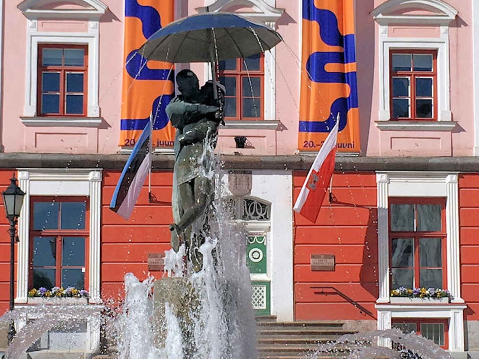 kissing-students-sculpture-and-fountain-tartu-980x735
