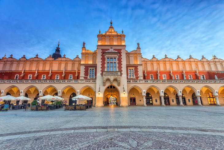 poland-top-attractions-krakow-cloth-hall