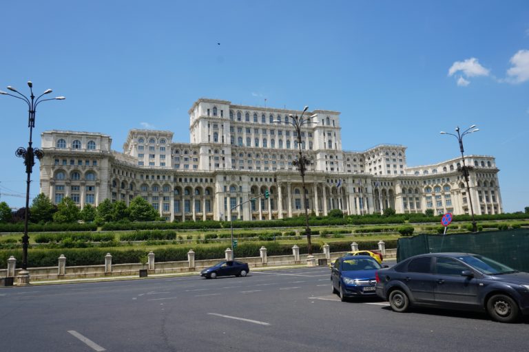 palais-du-parlement-bucarest-768x512