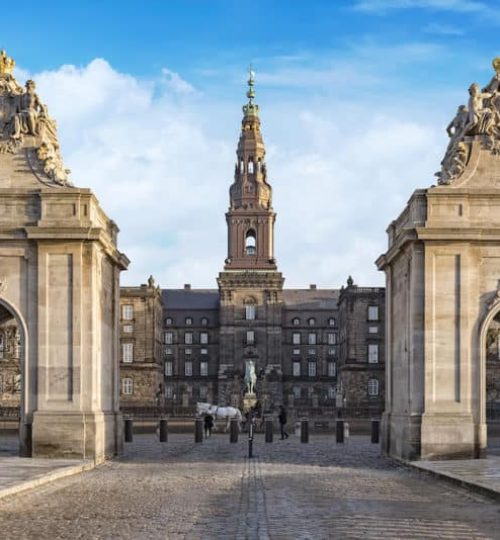Copenhagen-Christianborg-palace-Entrance-view-in-Copenhagen-Denmark-800x534