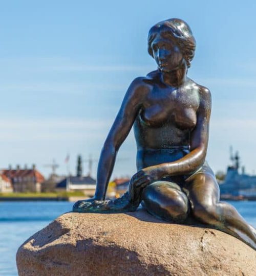 Copenhagen-The-Little-Mermaid-bronze-statue-800x534