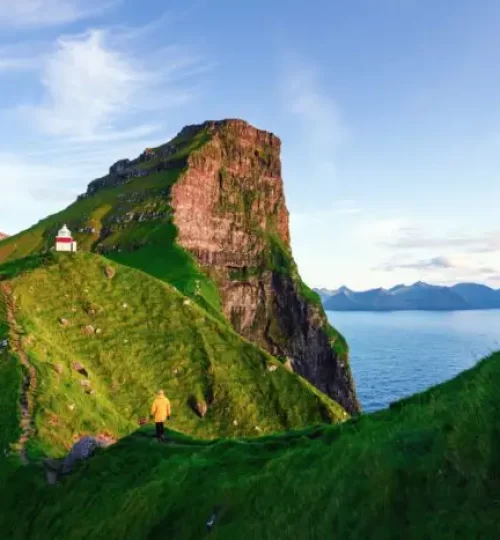 Kallur-Lighthouse-guide-to-faroe-islands-2-700x467.jpg