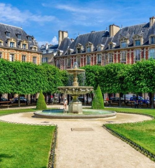 Place-des-Vosges-Paris-France-768x512